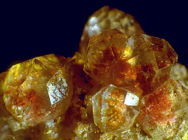 十种石头捡不得,25种常见宝石-第28张图片-翡翠网 十种石头捡不得,25种常见宝石-第28张图片-翡翠网