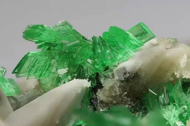 十种石头捡不得,25种常见宝石-第32张图片-翡翠网 十种石头捡不得,25种常见宝石-第32张图片-翡翠网