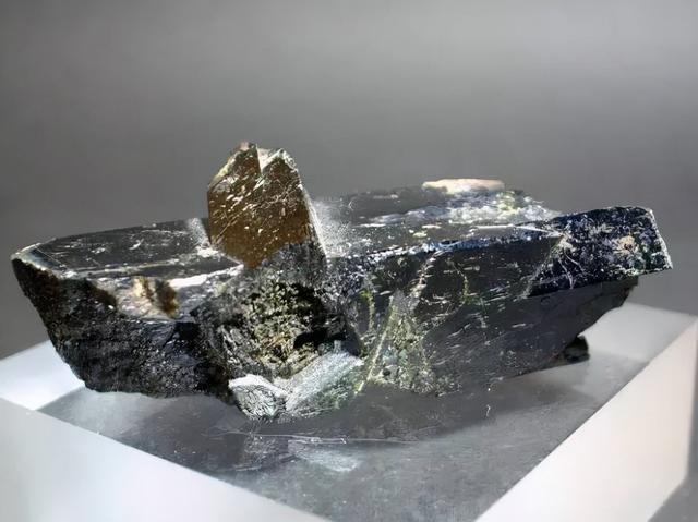 十种石头捡不得,25种常见宝石-第34张图片-翡翠网 十种石头捡不得,25种常见宝石-第34张图片-翡翠网