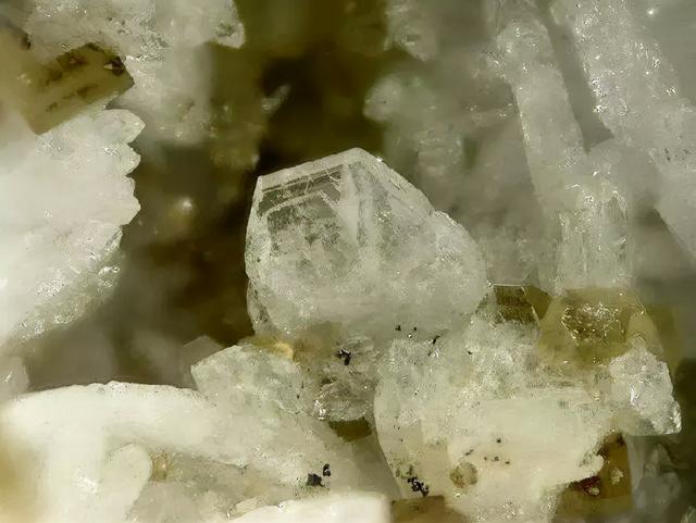 十种石头捡不得,25种常见宝石-第48张图片-翡翠网 十种石头捡不得,25种常见宝石-第48张图片-翡翠网