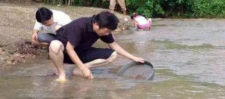 原石翡翠交易,寻宝价值5亿翡翠原石-第3张图片-翡翠网 原石翡翠交易,寻宝价值5亿翡翠原石-第3张图片-翡翠网