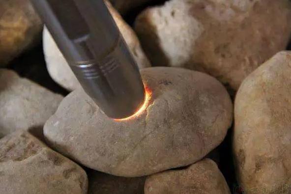 原石翡翠交易,寻宝价值5亿翡翠原石-第6张图片-翡翠网 原石翡翠交易,寻宝价值5亿翡翠原石-第6张图片-翡翠网