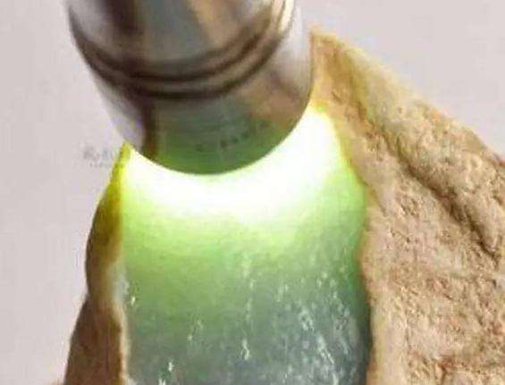 原石翡翠交易,寻宝价值5亿翡翠原石-第10张图片-翡翠网 原石翡翠交易,寻宝价值5亿翡翠原石-第10张图片-翡翠网