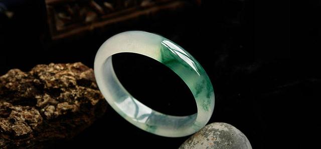 新坑翡翠原石翡翠原石和新坑的区别-第3张图片-翡翠网 新坑翡翠原石翡翠原石和新坑的区别-第3张图片-翡翠网