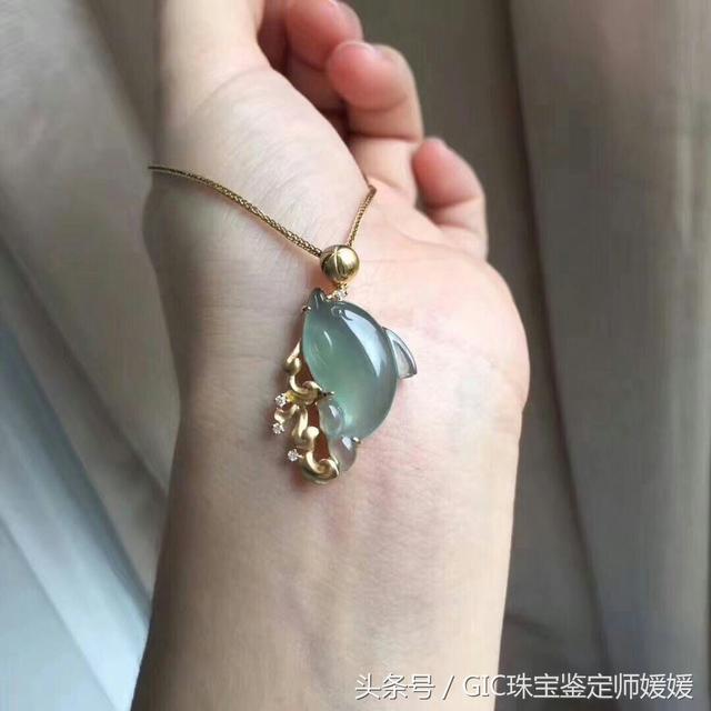 厚装翡翠手镯怎么搭配个不高,翡翠手镯薄的好还是厚的好-第1张图片-翡翠网 厚装翡翠手镯怎么搭配个不高,翡翠手镯薄的好还是厚的好-第1张图片-翡翠网