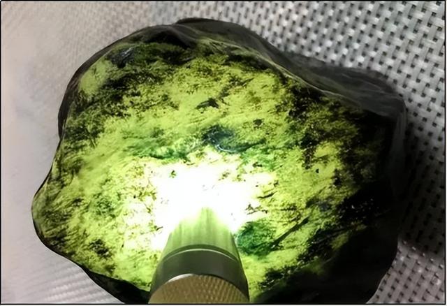 翡翠原石皮自然掉,个人翡翠原石怎么卖掉-第2张图片-翡翠网 翡翠原石皮自然掉,个人翡翠原石怎么卖掉-第2张图片-翡翠网