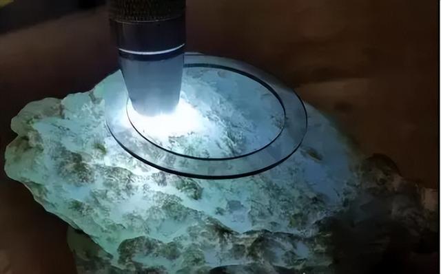 翡翠原石皮自然掉,个人翡翠原石怎么卖掉-第5张图片-翡翠网 翡翠原石皮自然掉,个人翡翠原石怎么卖掉-第5张图片-翡翠网