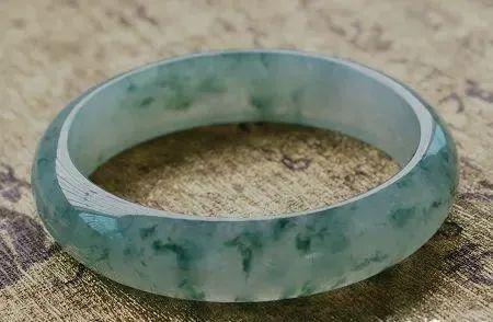 3千到4千的翡翠手镯是怎样的,冰糯种翡翠一般多少钱-第1张图片-翡翠网 3千到4千的翡翠手镯是怎样的,冰糯种翡翠一般多少钱-第1张图片-翡翠网