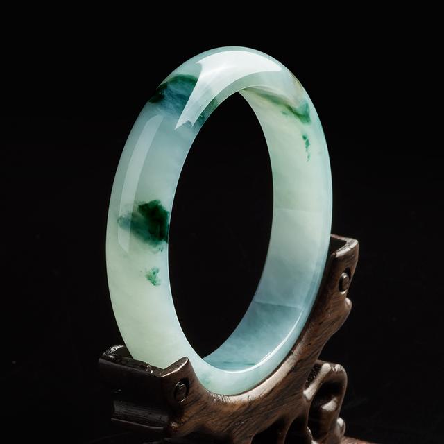 3千到4千的翡翠手镯是怎样的,冰糯种翡翠一般多少钱-第2张图片-翡翠网 3千到4千的翡翠手镯是怎样的,冰糯种翡翠一般多少钱-第2张图片-翡翠网