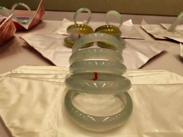 翡翠永楚料是什么薄水料翡翠手镯-第1张图片-翡翠网 翡翠永楚料是什么薄水料翡翠手镯-第1张图片-翡翠网