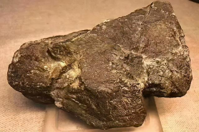 玻璃种翡翠原石有裂纹,翡翠毛料原石-第1张图片-翡翠网 玻璃种翡翠原石有裂纹,翡翠毛料原石-第1张图片-翡翠网