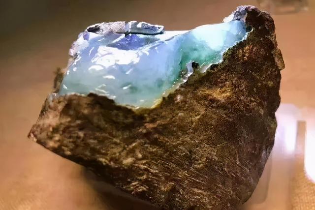 玻璃种翡翠原石有裂纹,翡翠毛料原石-第2张图片-翡翠网 玻璃种翡翠原石有裂纹,翡翠毛料原石-第2张图片-翡翠网