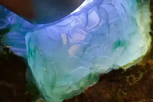 玻璃种翡翠原石有裂纹,翡翠毛料原石-第3张图片-翡翠网 玻璃种翡翠原石有裂纹,翡翠毛料原石-第3张图片-翡翠网