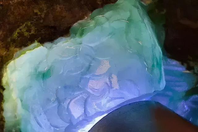 玻璃种翡翠原石有裂纹,翡翠毛料原石-第4张图片-翡翠网 玻璃种翡翠原石有裂纹,翡翠毛料原石-第4张图片-翡翠网