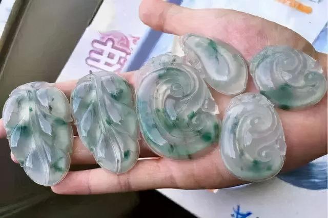 玻璃种翡翠原石有裂纹,翡翠毛料原石-第7张图片-翡翠网 玻璃种翡翠原石有裂纹,翡翠毛料原石-第7张图片-翡翠网