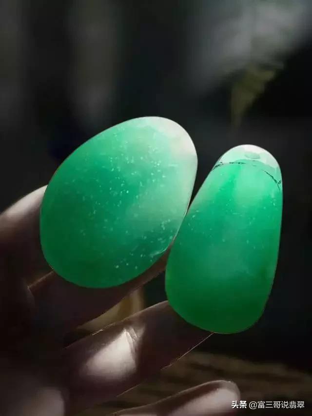 翡翠机雕价格,翡翠机雕都在一个平面上吗-第4张图片-翡翠网 翡翠机雕价格,翡翠机雕都在一个平面上吗-第4张图片-翡翠网