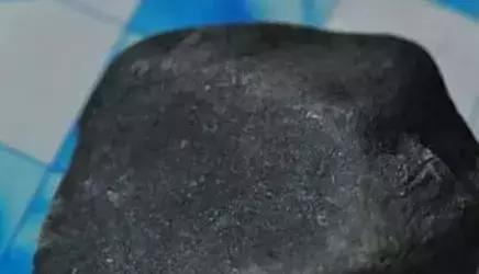 翡翠原石木那知识木那原石有什么特点-第11张图片-翡翠网 翡翠原石木那知识木那原石有什么特点-第11张图片-翡翠网