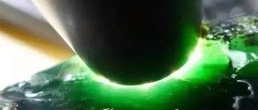 如何看翡翠原石透光度,黑色翡翠原石一般出什么料-第2张图片-翡翠网 如何看翡翠原石透光度,黑色翡翠原石一般出什么料-第2张图片-翡翠网