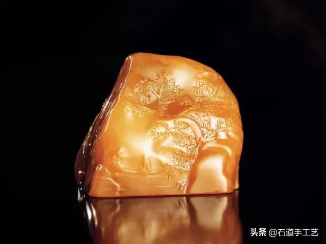 翡翠原石凹陷有土块是怎么回事怎样识别玉原石-第1张图片-翡翠网 翡翠原石凹陷有土块是怎么回事怎样识别玉原石-第1张图片-翡翠网