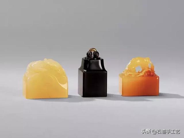 翡翠原石凹陷有土块是怎么回事怎样识别玉原石-第8张图片-翡翠网 翡翠原石凹陷有土块是怎么回事怎样识别玉原石-第8张图片-翡翠网