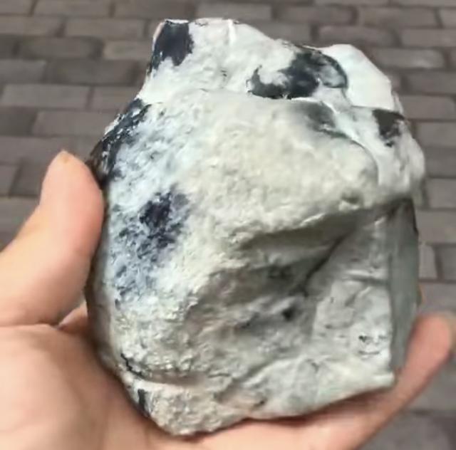 翡翠原石400一斤贵吗,爰翡翠原石-第10张图片-翡翠网 翡翠原石400一斤贵吗,爰翡翠原石-第10张图片-翡翠网