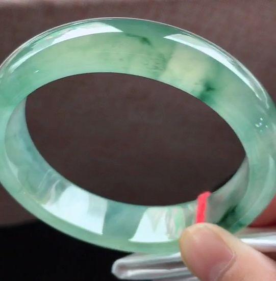 翡翠手镯a货浅绿价格翡翠a货手镯价格-第13张图片-翡翠网 翡翠手镯a货浅绿价格翡翠a货手镯价格-第13张图片-翡翠网