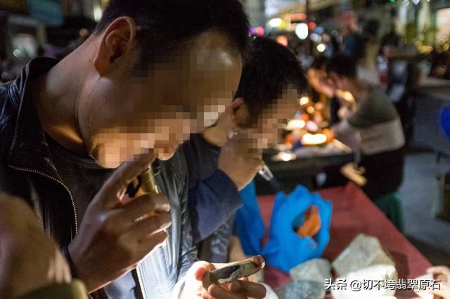 翡翠原石行内规矩,翡翠原石帝王绿180亿-第6张图片-翡翠网 翡翠原石行内规矩,翡翠原石帝王绿180亿-第6张图片-翡翠网