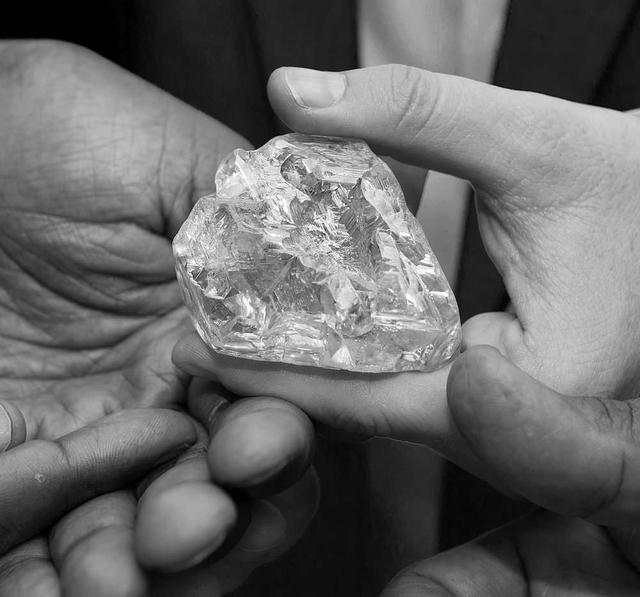 原钻石长什么样图片,钻石为什么会发五彩光-第2张图片-翡翠网 原钻石长什么样图片,钻石为什么会发五彩光-第2张图片-翡翠网