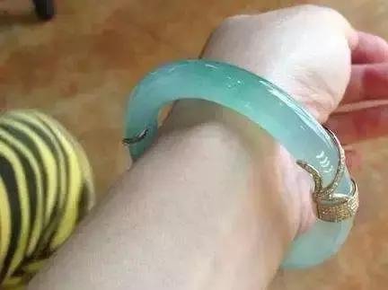 翡翠手镯如何增值,怎么养翡翠镯子-第4张图片-翡翠网 翡翠手镯如何增值,怎么养翡翠镯子-第4张图片-翡翠网