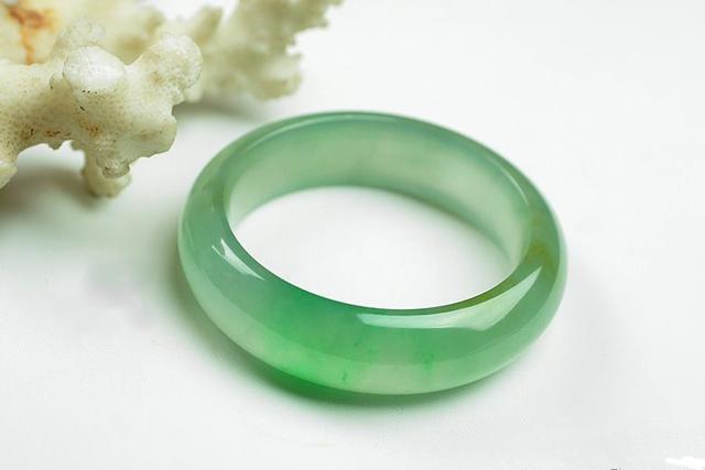 白翡翠手镯价格翡翠白月光手镯值钱吗-第2张图片-翡翠网 白翡翠手镯价格翡翠白月光手镯值钱吗-第2张图片-翡翠网