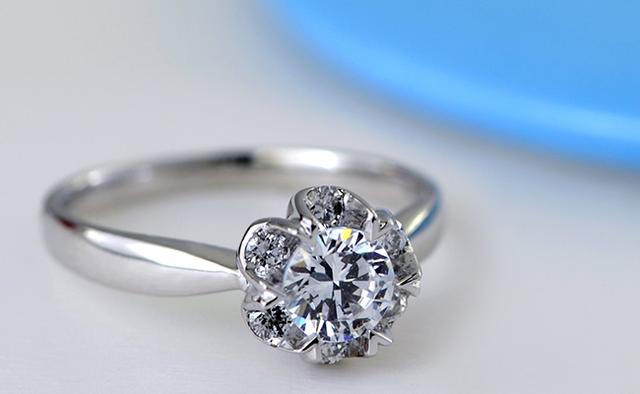 什么样的钻戒性价比比较高什么牌子的钻戒性价比高-第3张图片-翡翠网 什么样的钻戒性价比比较高什么牌子的钻戒性价比高-第3张图片-翡翠网