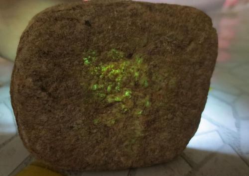 乃卡树皮翡翠原石特点翡翠木那白盐沙癣图片-第14张图片-翡翠网 乃卡树皮翡翠原石特点翡翠木那白盐沙癣图片-第14张图片-翡翠网