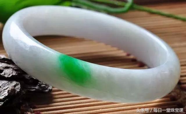 翡翠糯种种水知识的简单介绍-第13张图片-翡翠网 翡翠糯种种水知识的简单介绍-第13张图片-翡翠网