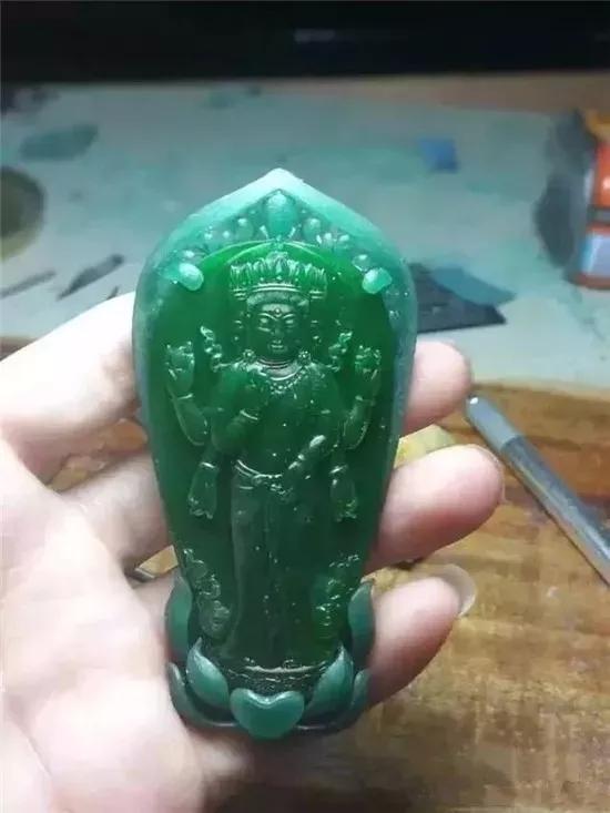 翡翠原石一般在哪里有六位数翡翠原石-第14张图片-翡翠网 翡翠原石一般在哪里有六位数翡翠原石-第14张图片-翡翠网