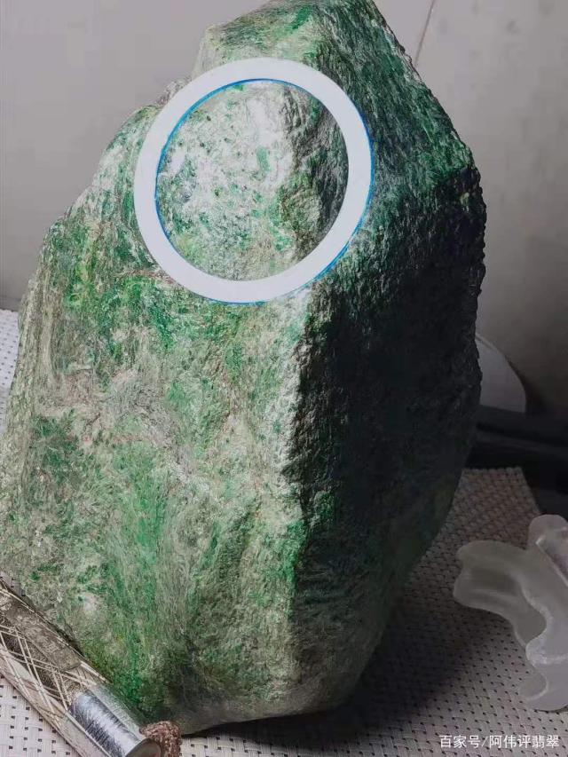 蓝藓翡翠原石翡翠癣加绿是什么种-第1张图片-翡翠网 蓝藓翡翠原石翡翠癣加绿是什么种-第1张图片-翡翠网