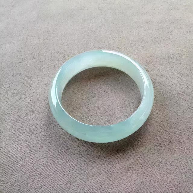 怎么养翡翠镯子bb姐带翡翠手镯-第2张图片-翡翠网 怎么养翡翠镯子bb姐带翡翠手镯-第2张图片-翡翠网