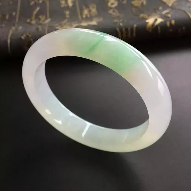 怎么养翡翠镯子bb姐带翡翠手镯-第9张图片-翡翠网 怎么养翡翠镯子bb姐带翡翠手镯-第9张图片-翡翠网