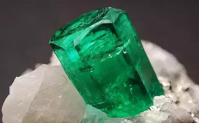 冰种和玻璃种哪个好玻璃种祖母绿翡翠价格-第3张图片-翡翠网 冰种和玻璃种哪个好玻璃种祖母绿翡翠价格-第3张图片-翡翠网