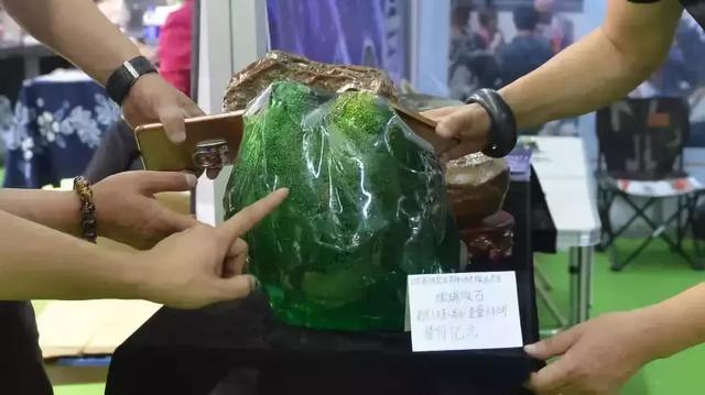 冰种和玻璃种哪个好玻璃种祖母绿翡翠价格-第5张图片-翡翠网 冰种和玻璃种哪个好玻璃种祖母绿翡翠价格-第5张图片-翡翠网