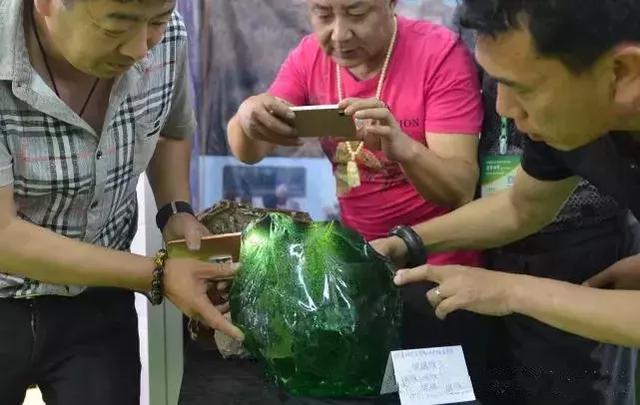 冰种和玻璃种哪个好玻璃种祖母绿翡翠价格-第7张图片-翡翠网 冰种和玻璃种哪个好玻璃种祖母绿翡翠价格-第7张图片-翡翠网