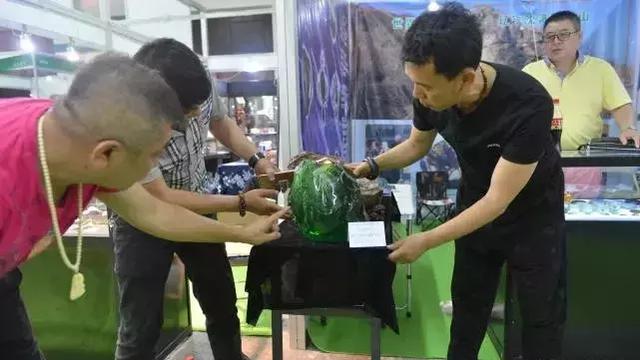 冰种和玻璃种哪个好玻璃种祖母绿翡翠价格-第8张图片-翡翠网 冰种和玻璃种哪个好玻璃种祖母绿翡翠价格-第8张图片-翡翠网