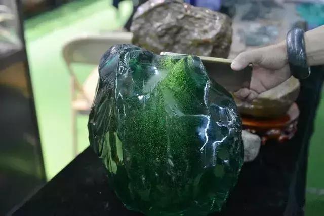 冰种和玻璃种哪个好玻璃种祖母绿翡翠价格-第11张图片-翡翠网 冰种和玻璃种哪个好玻璃种祖母绿翡翠价格-第11张图片-翡翠网