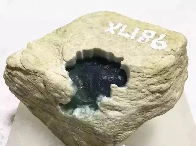 飘绿糯种翡翠手镯翡翠手镯外边材料雕刻山水-第1张图片-翡翠网 飘绿糯种翡翠手镯翡翠手镯外边材料雕刻山水-第1张图片-翡翠网