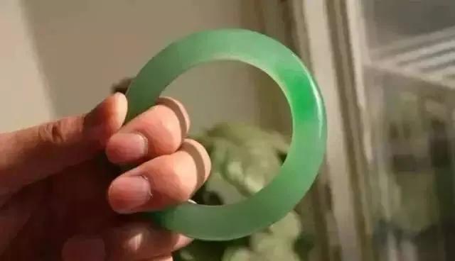 飘绿糯种翡翠手镯翡翠手镯外边材料雕刻山水-第3张图片-翡翠网 飘绿糯种翡翠手镯翡翠手镯外边材料雕刻山水-第3张图片-翡翠网