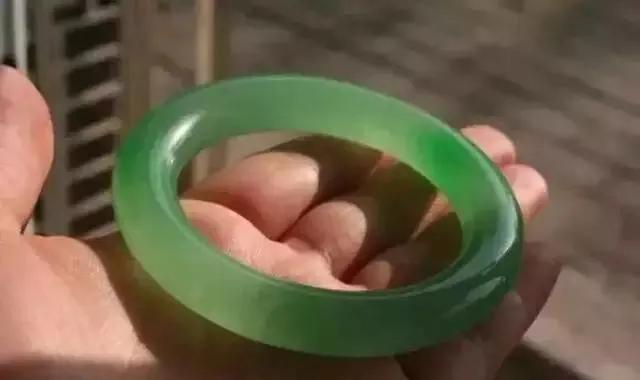 飘绿糯种翡翠手镯翡翠手镯外边材料雕刻山水-第4张图片-翡翠网 飘绿糯种翡翠手镯翡翠手镯外边材料雕刻山水-第4张图片-翡翠网