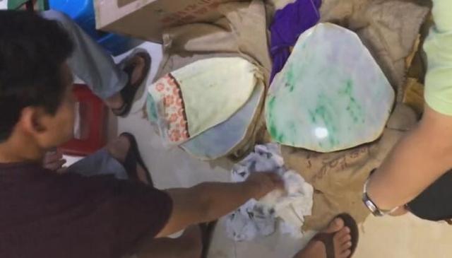 几百元的翡翠原石二百元的翡翠原石-第1张图片-翡翠网 几百元的翡翠原石二百元的翡翠原石-第1张图片-翡翠网