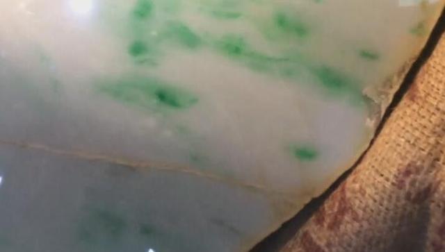 几百元的翡翠原石二百元的翡翠原石-第3张图片-翡翠网 几百元的翡翠原石二百元的翡翠原石-第3张图片-翡翠网