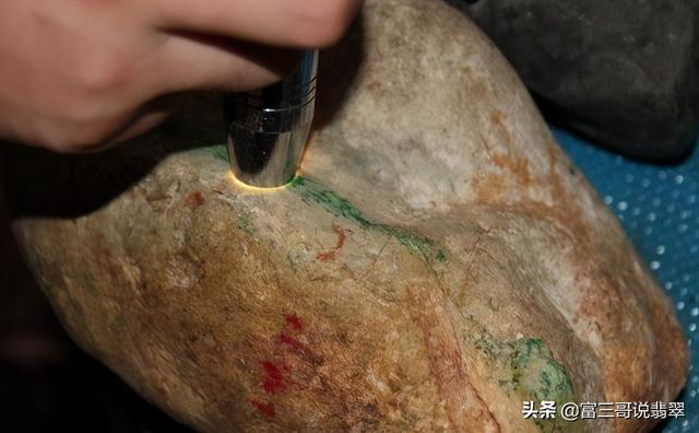 翡翠原石的详细介绍,翡翠原石视频知识-第4张图片-翡翠网 翡翠原石的详细介绍,翡翠原石视频知识-第4张图片-翡翠网