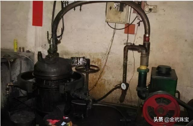 酒精会让翡翠手镯变色吗,一万买的翡翠镯子都是棉絮-第11张图片-翡翠网 酒精会让翡翠手镯变色吗,一万买的翡翠镯子都是棉絮-第11张图片-翡翠网