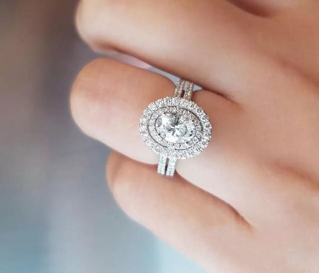 钻石注重颜色还是净度,钻戒的色度净度级别-第30张图片-翡翠网 钻石注重颜色还是净度,钻戒的色度净度级别-第30张图片-翡翠网